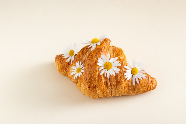 羊角面包装饰花甘菊。健康食品。图片下载