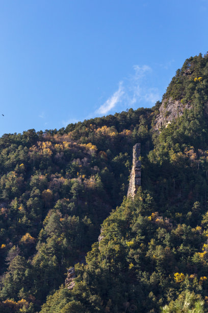 秋天的山和中国四川的村庄图片下载
