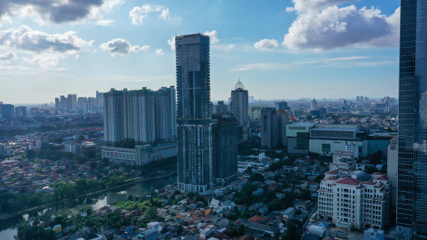 蓝天下的雅加达市区鸟瞰图图片下载