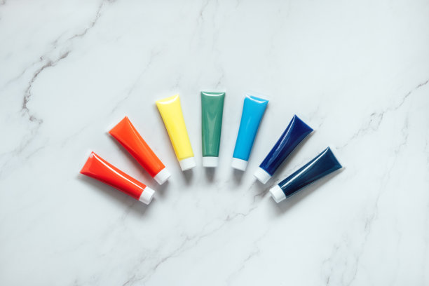 图纸画类。彩色颜料，画笔，文具，绘画和工艺用品。创意教育设置，艺术家桌面观景，平铺，复制空间图片下载