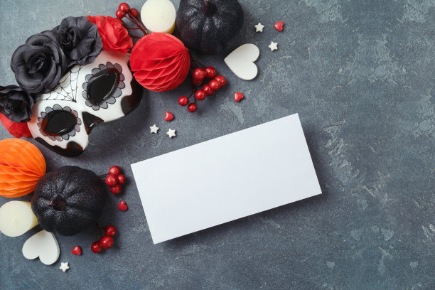 亡灵节的概念。糖骷髅面具，墨西哥派对装饰和贺卡在黑暗的背景。俯视图，平铺图片下载