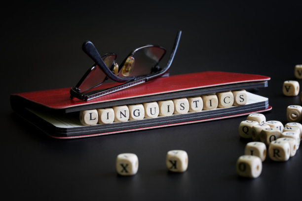 单词语言学旁边是一个笔记本和眼镜的老师或学生。学习人文学科的概念。学术科目。在研究所、大学或学院的课程。有选择性的重点。图片下载