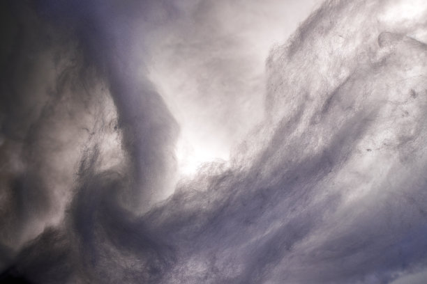 用彩色光和棉花制作的抽象图像，人造雪。天空中的云，海上的风暴，光明和黑暗，大气状态的戏剧性概念。背景或墙纸。图片下载