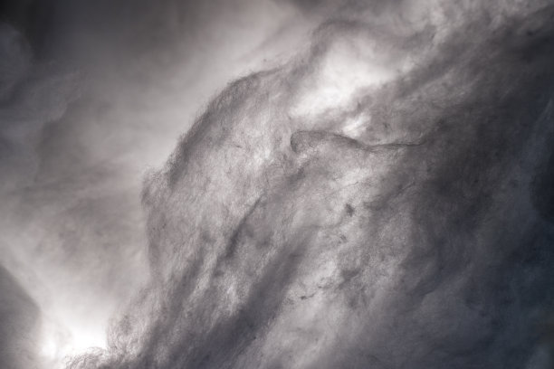 用彩色光和棉花制作的抽象图像，人造雪。天空中的云，海上的风暴，光明和黑暗，大气状态的戏剧性概念。背景或墙纸。图片下载