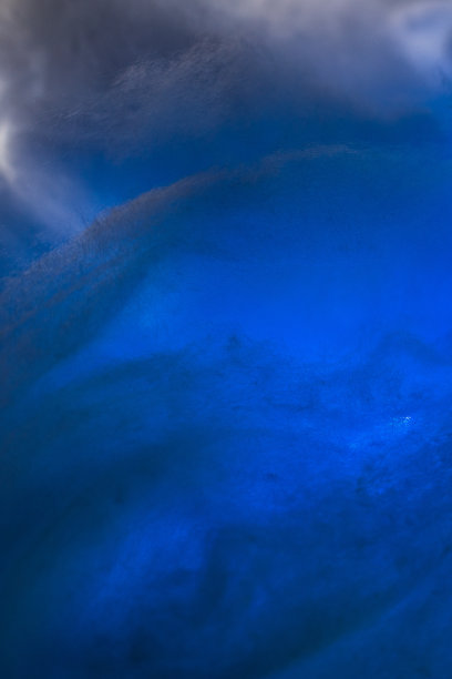 用彩色光和棉花制作的抽象图像，人造雪。天空中的云，海上的风暴，光明和黑暗，大气状态的戏剧性概念。背景或墙纸。图片下载