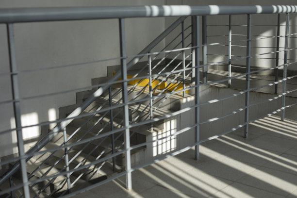 扶手和阶梯。楼梯在建筑。空的入口。图片下载