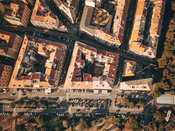 秋季意大利城镇屋顶的鸟瞰图，街道上有停车场图片下载