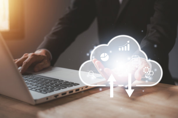 云计算技术在手的商人和使用笔记本(Laptop)。Internet存储网络系统。大数据与商业。图片下载