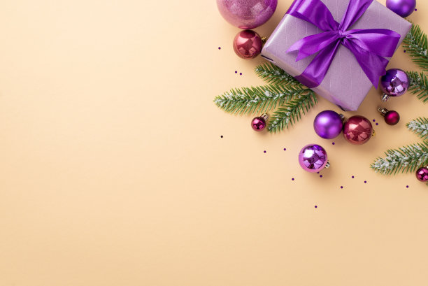 圣诞夜的概念。俯视图照片的紫色礼品盒丝带蝴蝶结粉红色紫色小饰物松枝在白霜和亮片孤立的淡色米色背景与空白图片下载