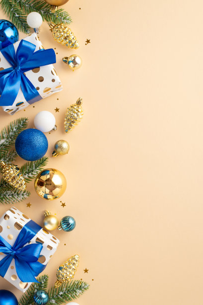 圣诞节的概念。顶视图垂直照片的云杉树枝在白霜松果饰品白色蓝色金色小彩球礼盒与蝴蝶结和纸屑孤立的米色背景与copyspace图片下载