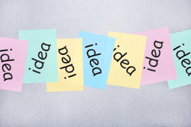 桌上有彩色的笔记纸和文字。概念、创意和创新图片下载
