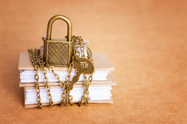 会计日记账用链子和挂锁锁住图片下载