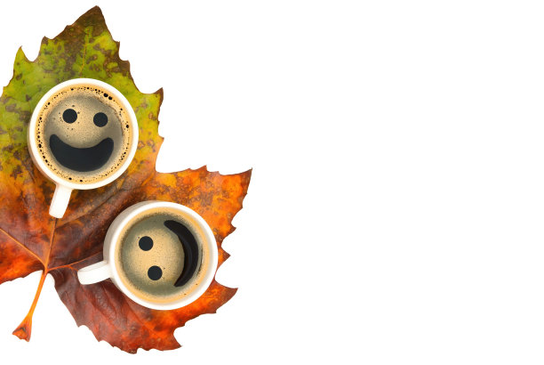 两个咖啡杯放在白色的枫叶上图片下载