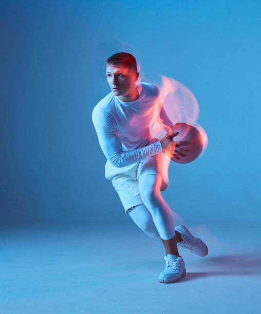 运动中的篮球运动员。运动，游戏，健康的概念。图片下载