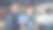 漂亮的红头发女商人咖啡馆老板举着Yes We Are Open的牌子，围着围裙的员工站在她旁边。成功的创业和人的观念。图片下载