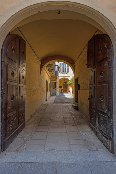 沿着一个古老的拱门，上面有色彩柔和的石柱图片下载