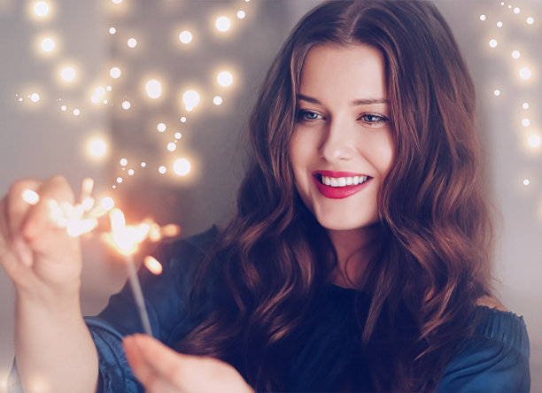 节日神奇，圣诞新年喜庆，幸福女人带火花图片下载