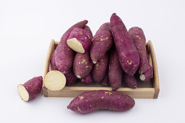 白底上的红薯。图片下载