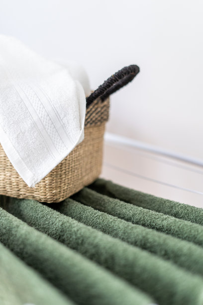 在室内晾干架上清洁浴巾图片下载