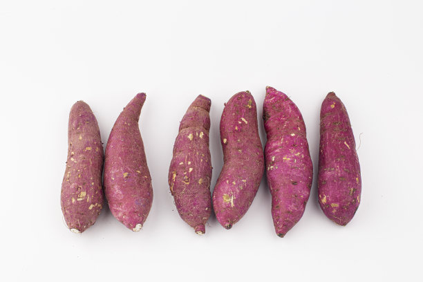 白底上的红薯。图片下载