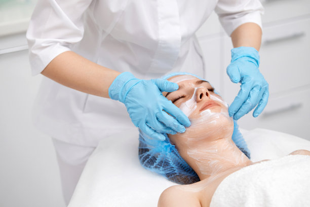 美容师把面膜敷在美女的脸上图片下载