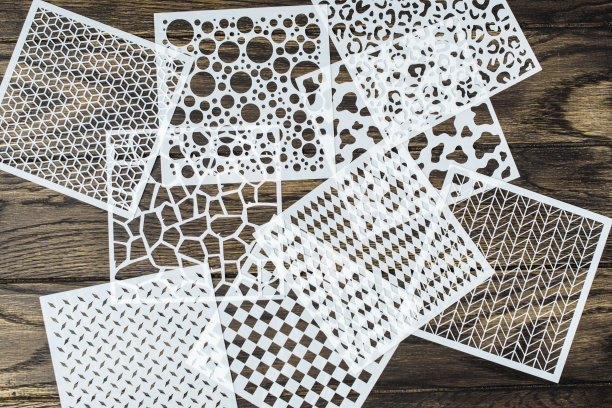 桌子上有各种塑料模板图片下载