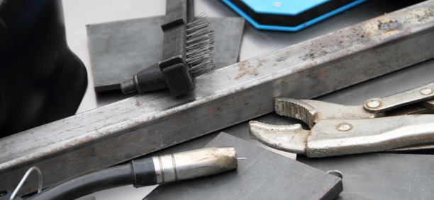 在工作台上用钢和附件焊接设备图片下载