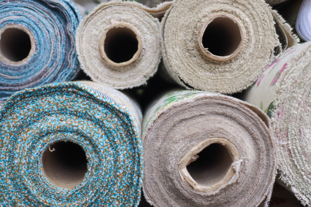 在纺织品市场找到的不同颜色的布料和织物样品图片下载