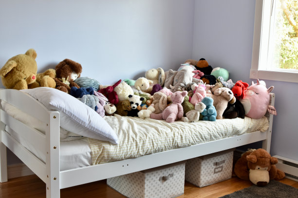 孩子的卧室，毛绒玩具塞满了床图片下载