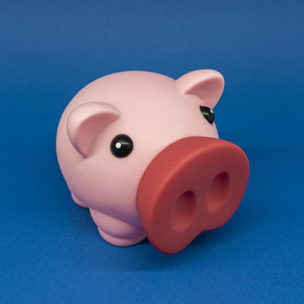 蓝色背景上猪形状的存钱罐图片下载