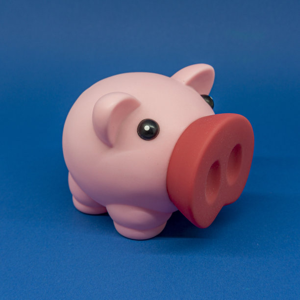 蓝色背景上猪形状的存钱罐图片下载