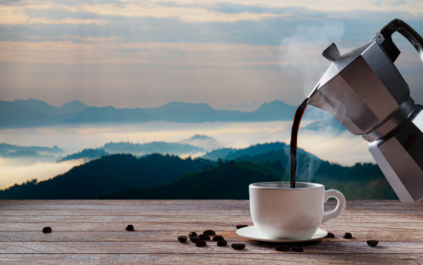 将摩卡壶中现煮的咖啡或浓缩咖啡倒入白色的咖啡杯中。热咖啡装在杯子里，放在桌面或木阳台上。清晨山景，清晨阳光。三维渲染图片下载