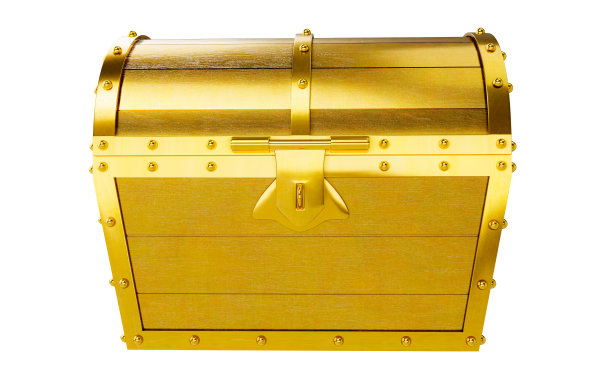 金制的宝箱。由木头和金属制成的古色古香的箱子，漆成金色。古董挂锁锁着宝箱。在一个白色背景与裁剪路径。三维渲染图片下载