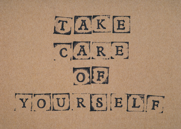 用黑色字母邮票制作的印有“保重”字样的纸板。图片下载