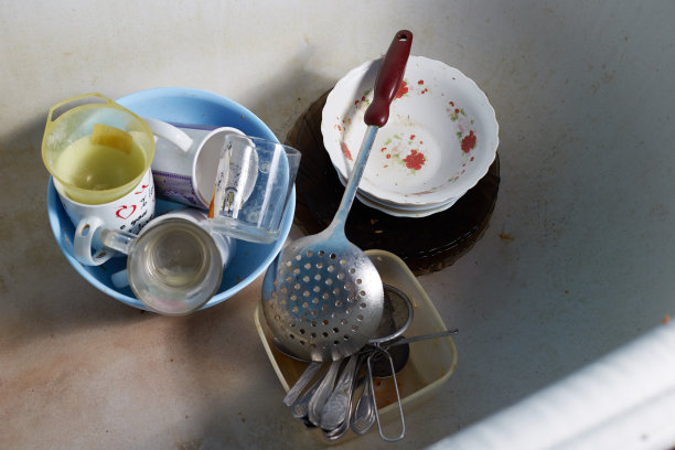 厨房用具需要清洗，脏盘子放在厨房里图片下载