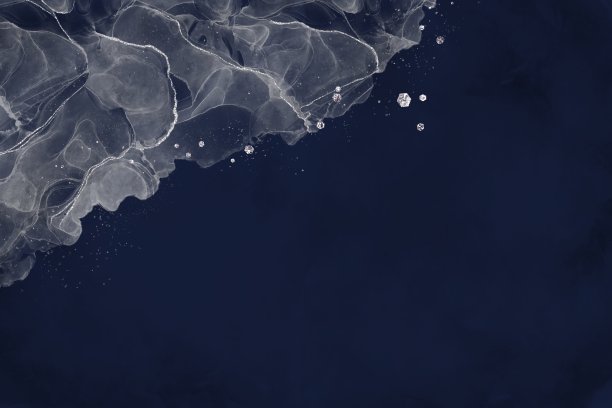 闪闪发光的银色酒精墨水艺术在海军背景。古董和经典。带有文本空格的抽象模板图片下载