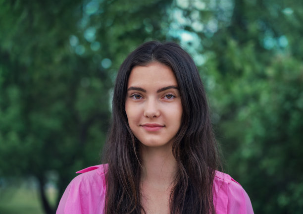 在自然背景下美丽的白人年轻女子的户外肖像图片下载