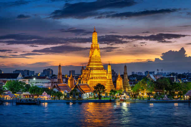 日落时分的Wat Arun Ratchawararam(黎明寺)是泰国曼谷著名的旅游景点。图片下载