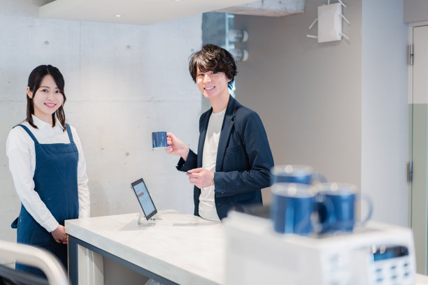 一名男子在咖啡馆用信用卡付款图片下载