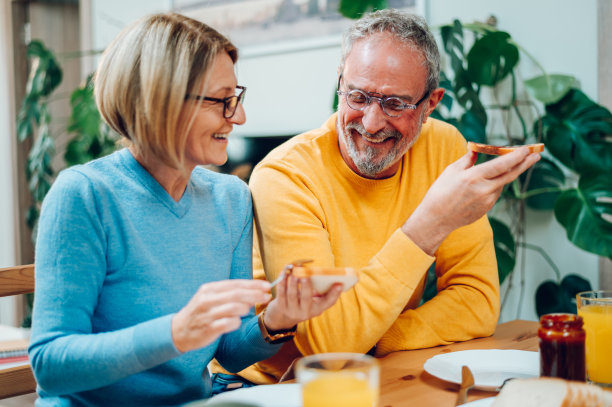 老夫妇在家里吃早餐，一起度过早晨图片下载
