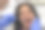 一位中年妇女坐在椅子上看牙医的检查图片下载