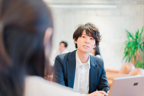 办公室职员和老板一对一交谈图片下载