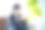 一个开着智能手机的20多岁的男人坐在客厅的沙发上放松图片下载