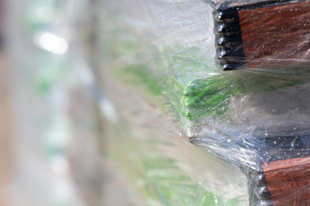 有选择地关注运输货物托盘上的玻璃纸收缩包装。图片下载