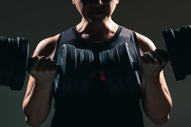 男人用哑铃锻炼，举重训练在健身房锻炼身体力量。图片下载