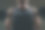 男人用哑铃锻炼，举重训练在健身房锻炼身体力量。图片下载