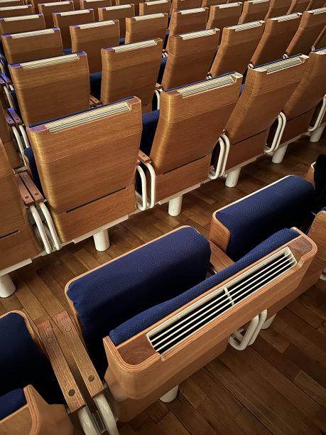 空荡荡的剧院座位和拉上的蓝色舞台幕布图片下载