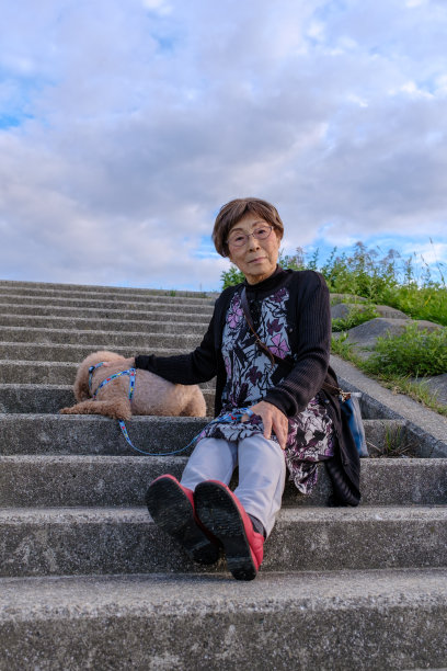 老妇人带着狗。图片下载