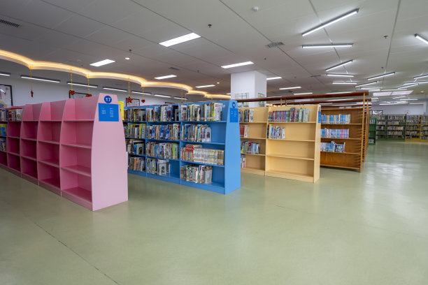 孩子们在图书馆给书架涂色图片下载