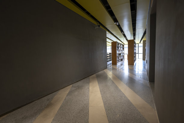 图书馆书架过道图片下载